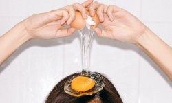 Способо укрепить волосы — мытье головы с яйцом