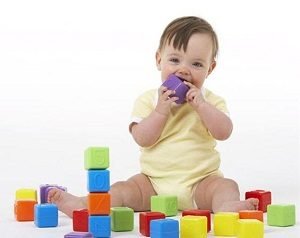 развитие малыша игра в кубики
