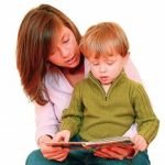 мама и ребенок читают