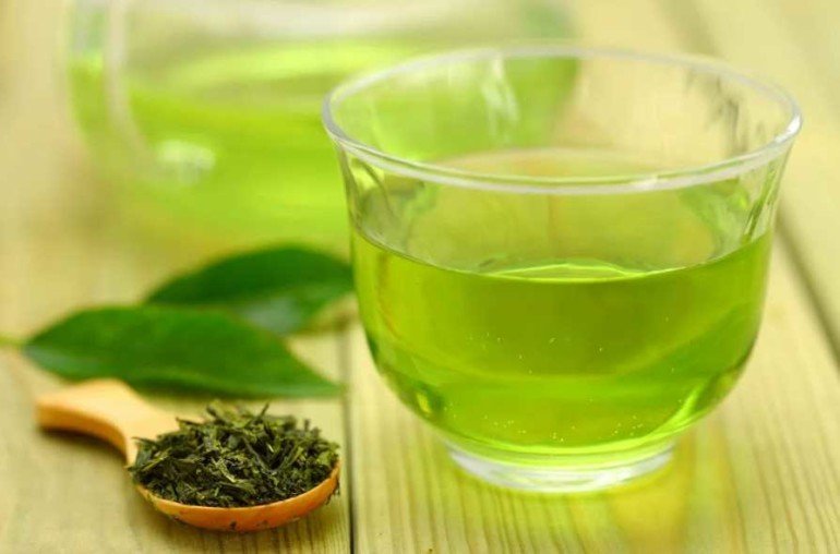 Как избавиться от прыщей с помощью зеленого чая и масла чайного дерева