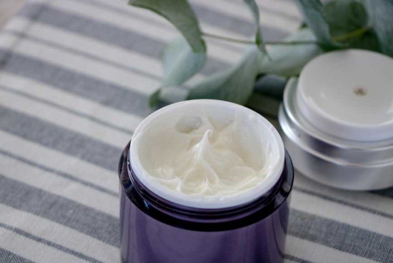 Домашний крем с эфирным маслом против зимнего шелушения кожи