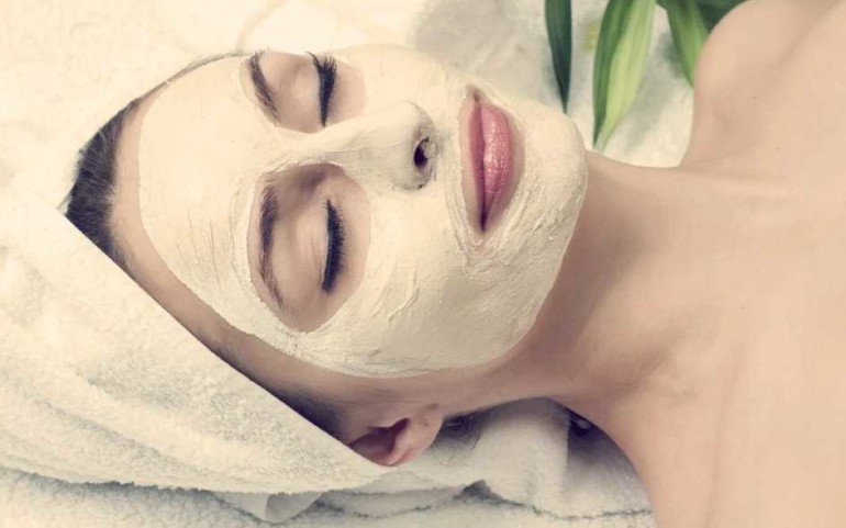 Как приготовить маску против увядания кожи из розовой глины и витамина А