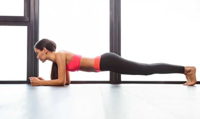 Плоский живот и стройные ноги: помогут упражнения на статику