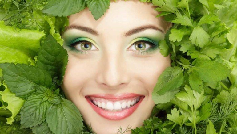 Как приготовить освежающую маску из зелени для разных типов кожи