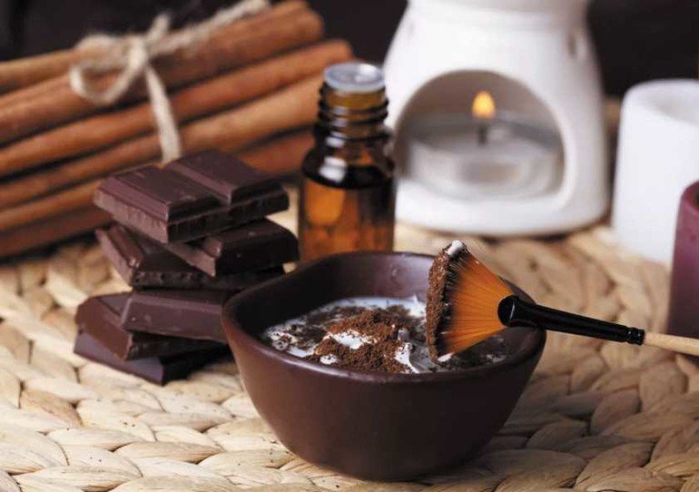 Маска для ровной сияющей кожи из горького шоколада и эфирных масел