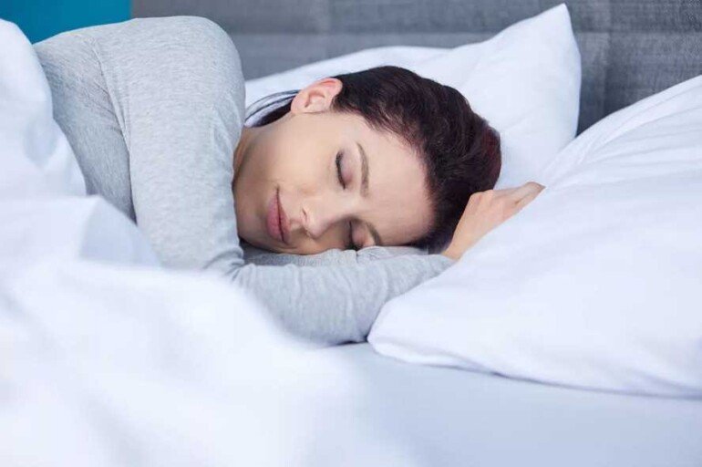Почему сон в прохладной комнате полезен для фигуры