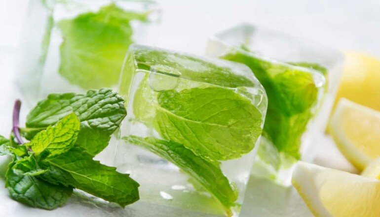 Делаем полезный лед из травяных отваров для увядающей кожи