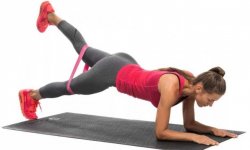 5 упражнений с эластичной резинкой для фитнеса, которые заменят спортзал