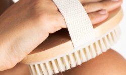 Как добиться идеальной кожи с помощью массажа тела сухой щеткой