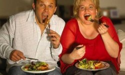 Почему еда перед телевизором приводит к лишнему весу