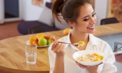 Почему тем, кто хочет похудеть, стоит завтракать как следует