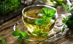 Самая простая, но эффективная домашняя маска: зеленый чай и мята для красоты лица