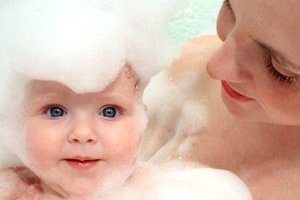 При какой температуре купать новорожденного?