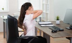 Как нужно держать спину сидя за столом, чтобы она не болела