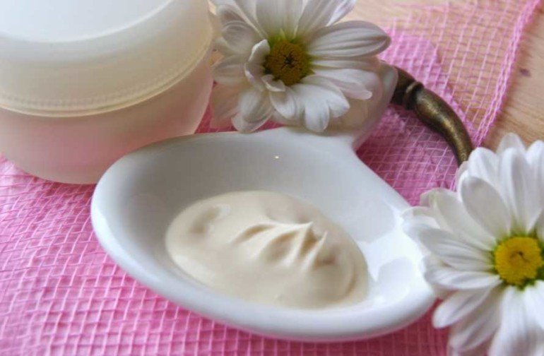 Как приготовить домашний крем для сухой кожи лица