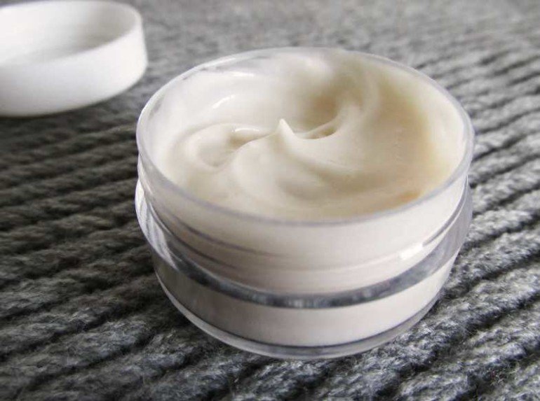 Домашний крем с эфирным маслом против зимнего шелушения кожи