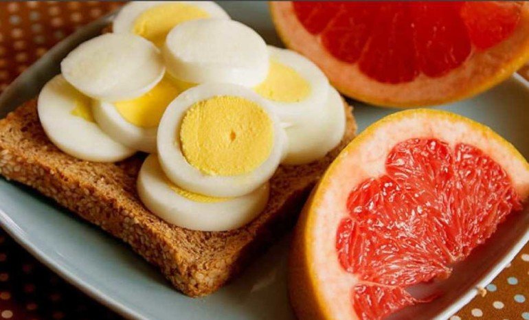 Грейпфрут и два яйца: чем опасна набирающая популярность диета