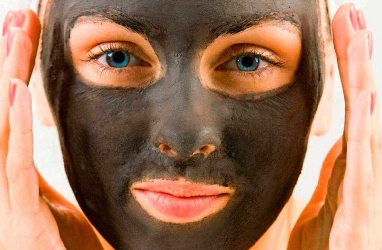 Омолаживающая маска из меда и эфирных масел для увядающей кожи