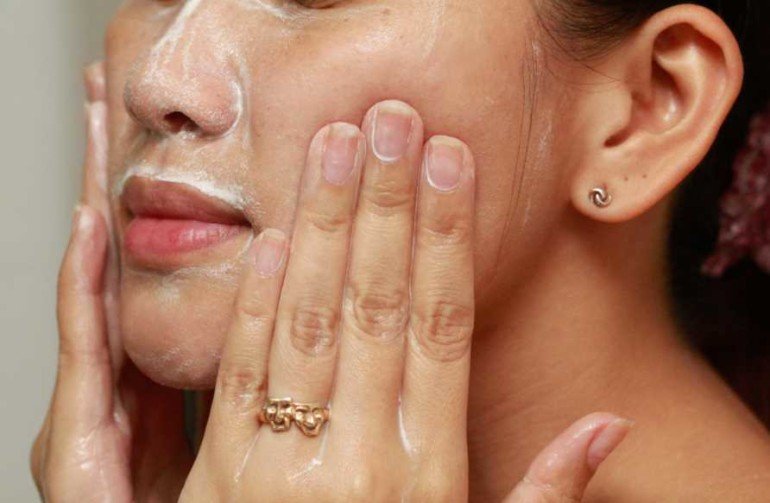 Как отбелить кожу и подсушить прыщики с помощью перекиси водорода