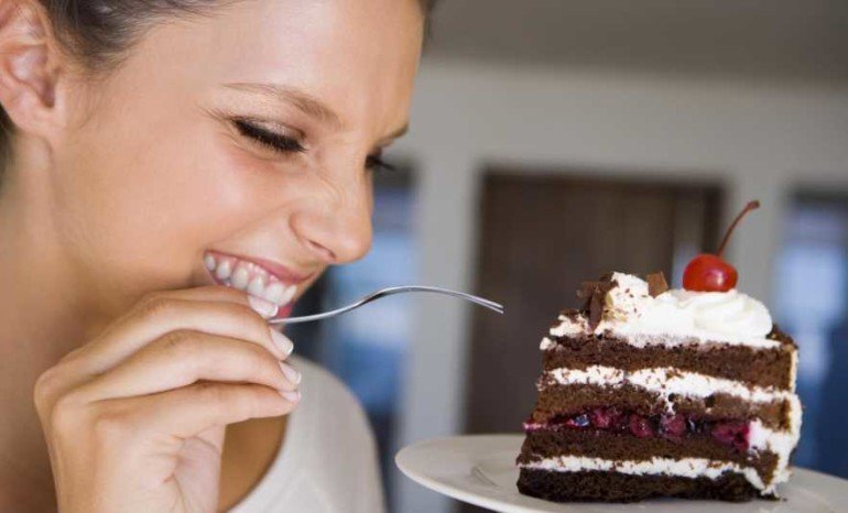 Почему на диете важно изредка есть любимые сладости