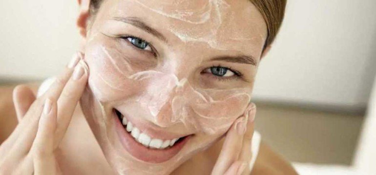 Как делать маску для сухой кожи с помощью вазелина и пищевой пленки