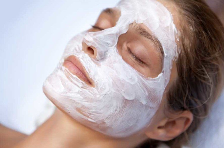 Как приготовить маску-сметанку для склонной к сухости кожи лица