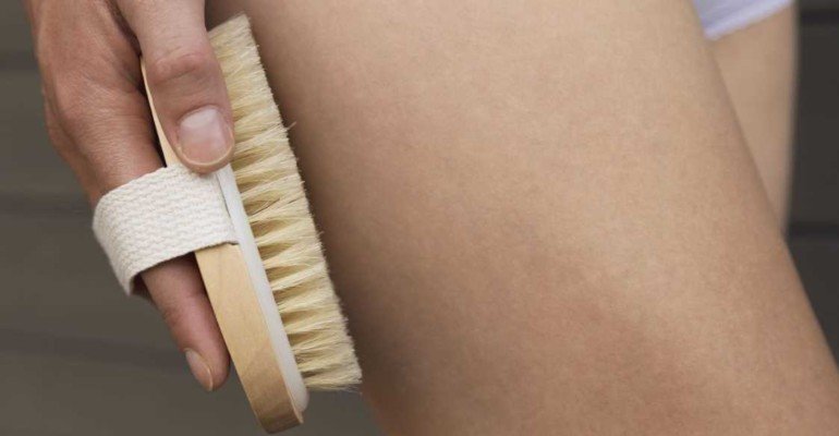 Как добиться идеальной кожи с помощью массажа тела сухой щеткой