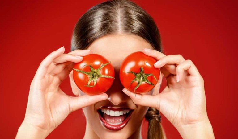 Маска из томатной мякоти и крахмала против жирного блеска кожи