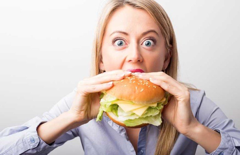 Как регулярное переедание приводит к постоянному чувству голода