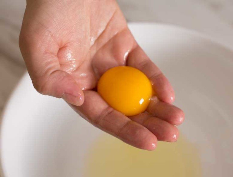Как убрать первые морщинки с помощью домашней маски на яичном желтке