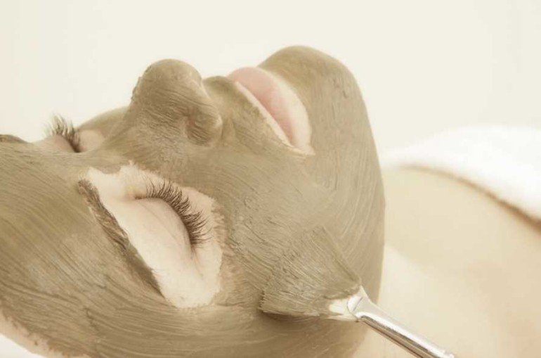 Как сгладить неровности кожи с помощью маски из глины на молоке