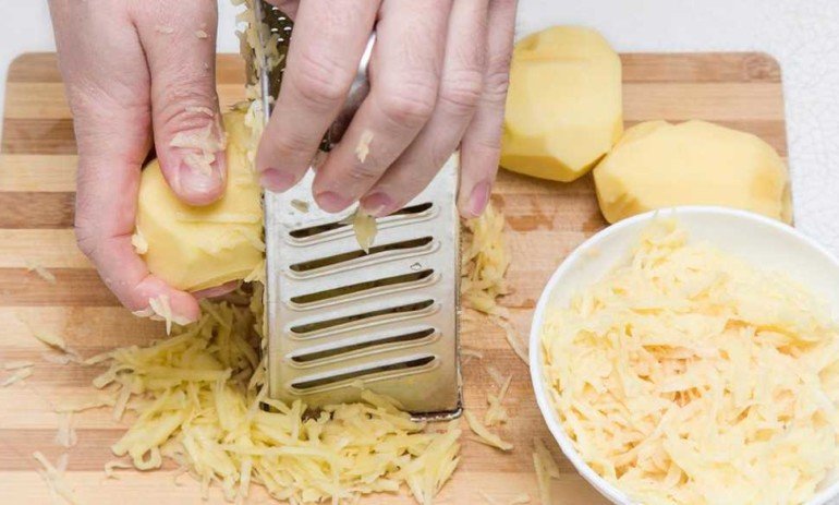Тертый сырой картофель против отеков: приводим глаза в порядок за 10 минут
