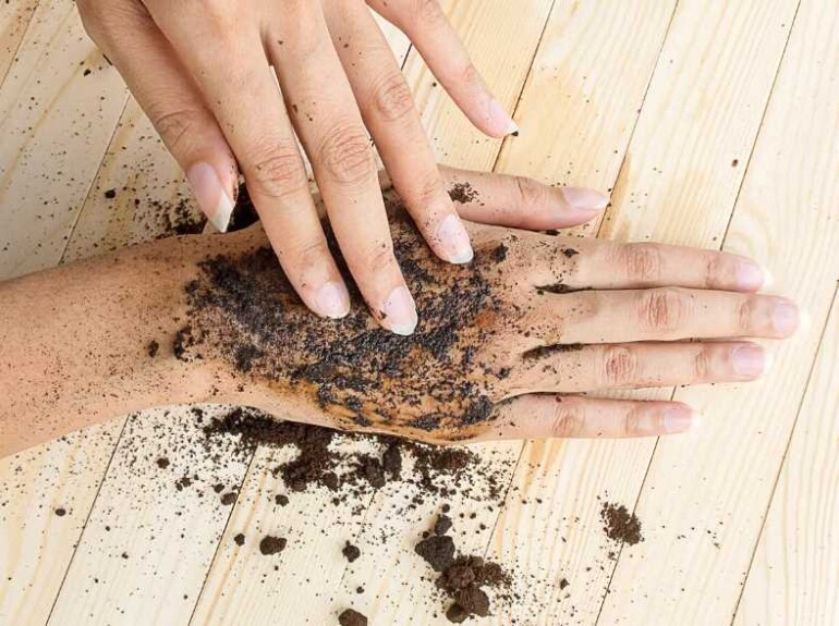 Готовим бережное очищение для сухой кожи: кофейный скраб за 5 минут