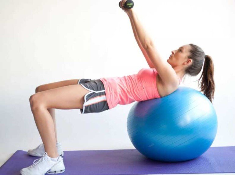 5 упражнений с фитболом, тренирующих мышцы всего тела