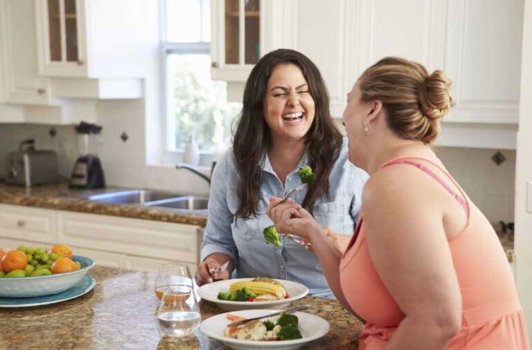 5 ошибок во время ужина, ведущих к перееданию и набору лишнего веса